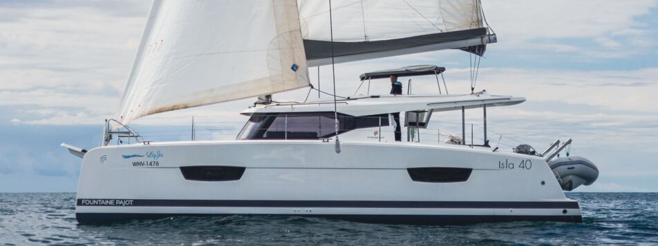 Seitenansicht des Katamarans Isla 40 „Laja“ unter vollen Segeln vor Can Pastilla – Yachtcharter Mallorca