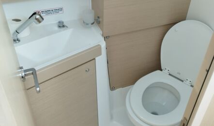 Nasszelle mit WC und Waschbecken in hellem Holz auf der Segelyacht Oceanis 38.1 „Lukas“ – Yachtcharter Kroatien