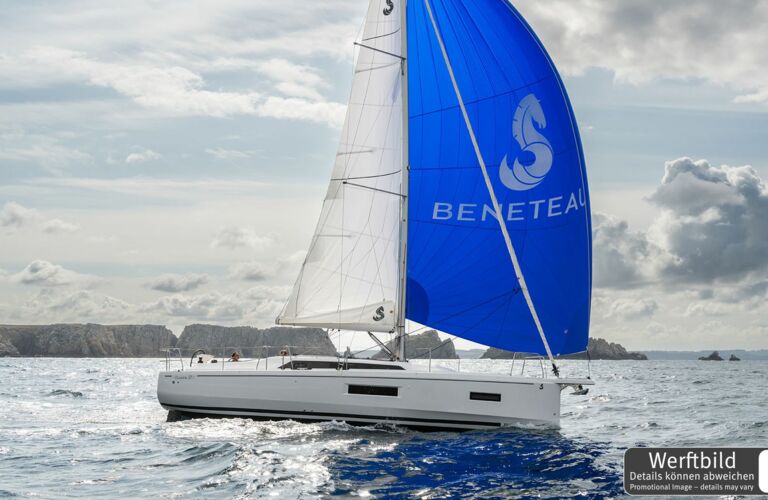 Steuerbord Aussenaufnahme einer Oceanis 37.1 in Biograd in Kroatien