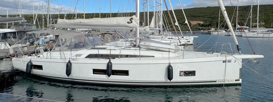 Weiße Segelyacht Oceanis 46.1 „ROCKET" mit Bimini längsseits am Liegeplatz in Punat – Yachtcharter Kroatien