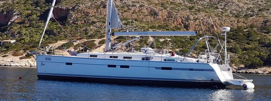 Seitenprofil der Segelyacht Bavaria cruiser 45 „Eva" am Ankerplatz vor einer felsigen Bucht – Yachtcharter Mallorca