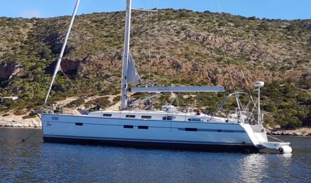 Seitenprofil der Segelyacht Bavaria cruiser 45 „Eva" am Ankerplatz vor einer felsigen Bucht – Yachtcharter Mallorca