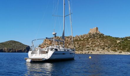 Heckansicht der Segelyacht Bavaria cruiser 45 „Eva" mit Badeplattform vor Anker bei Cabrera – Yachtcharter Mallorca