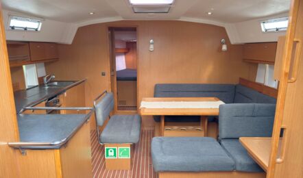 Heller Salon der Segelyacht Bavaria cruiser 45 „Eva" mit U-Sitzgruppe, Esstisch und Pantry – Yachtcharter Mallorca