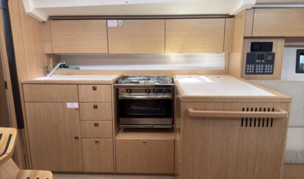 Pantry der Segelyacht Bavaria C38 „Levante" mit Spüle, Gasherd, Backofen und Stauraum-Schubladen – Yachtcharter Mallorca