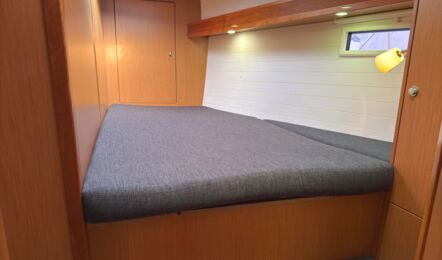 Weitere Doppelkabine der Segelyacht Bavaria cruiser 45 „Eva" mit breiter Koje, Stauschrank und Leselicht – Yachtcharter