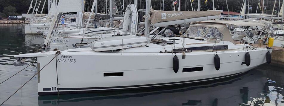 Seitenansicht der Segelyacht Dufour 430 „WHISKY“ am Liegeplatz in der Marina Pula – Yachtcharter Kroatien