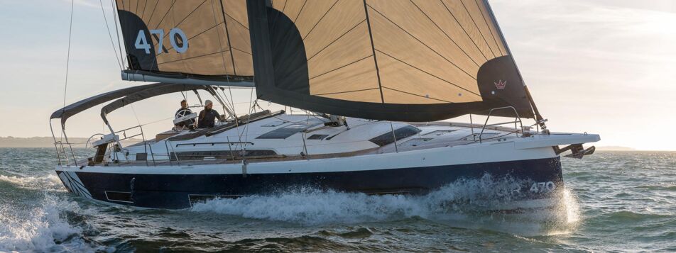 Eine Segelyacht Dufour 470 segelt bei Abendsonne unter vollen Segeln – Yachtcharter Kroatien ab Punat