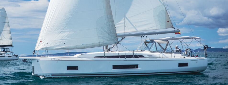 Steuerbord-Seitenansicht der Segelyacht Oceanis 46.1 „Sophia“ unter Groß- und Genuasegel vor Mallorca – Yachtcharter Mallorca