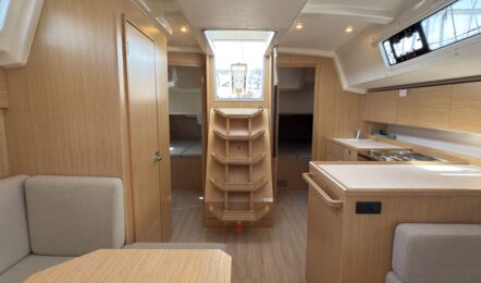 Salon der Segelyacht Bavaria C38 „Levante" mit Niedergangstreppe, Pantry und Sitzgruppe – Yachtcharter Mallorca