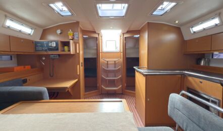 Salon der Segelyacht Bavaria cruiser 45 „Eva" mit Kartentisch, Pantry und Niedergang zu den Kabinen – Yachtcharter Mallorca
