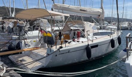 Seiten- und Bugansicht der Dehler 38 SQ „Aurélie“ mit Bimini am Liegeplatz in Punat – Yachtcharter Kroatien
