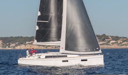 Eine Segelyacht Oceanis 38.1 unter dunklen Segeln auf See (Werftbild) – Yachtcharter Kroatien