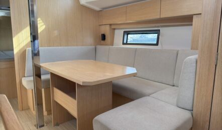 Sitzgruppe mit Esstisch im Salon der Segelyacht Bavaria C38 „Levante" mit Polsterbänken – Yachtcharter Mallorca