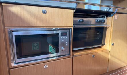 Pantry-Detail der Segelyacht Bavaria cruiser 45 „Eva" mit Mikrowelle, Gasherd und Backofen – Yachtcharter Mallorca