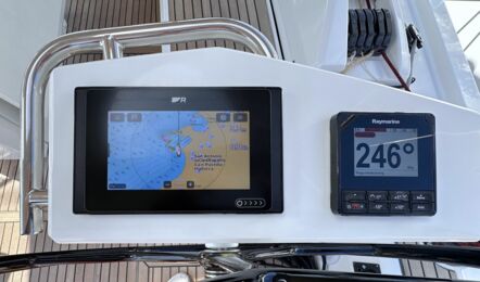 Steuerstand Instrumente Aussenaufnahme der Oceanis 46.1 "Sophia" in Can Pastilla auf Mallorca