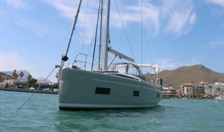 Profilansicht der Segelyacht Bavaria C38 „Levante" mit hohem Mast vor Anker in einer Bucht – Yachtcharter Mallorca