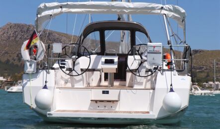 Heck der Segelyacht Bavaria C38 „Levante" mit Doppelsteuerständen, Bimini und offenem Spiegel vor Anker – Yachtcharter Mallorca