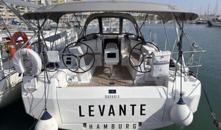 Heck der Segelyacht Bavaria C38 „Levante" mit Namenszug und Doppelsteuerständen am Liegeplatz in Palma – Yachtcharter Mallorca