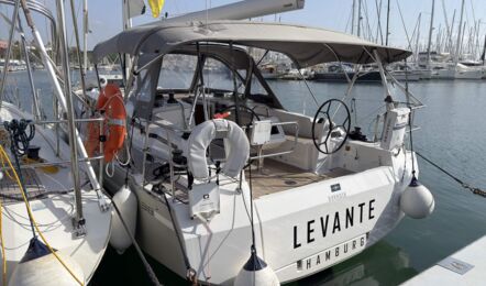 Achterliche Ansicht der Segelyacht Bavaria C38 „Levante" mit Bimini und Teakcockpit am Liegeplatz – Yachtcharter Mallorca