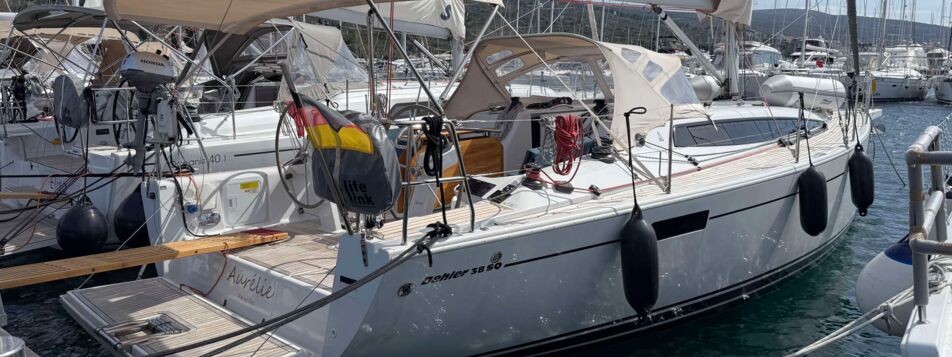 Seiten- und Bugansicht der Dehler 38 SQ „Aurélie“ mit Bimini am Liegeplatz in Punat – Yachtcharter Kroatien