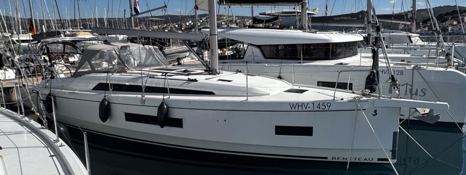 Steuerbord Aussenaufnahme der Oceanis 40.1 „Kiki“ in Rogoznica in Kroatien