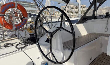 Blick auf den Steuerstand der Segelyacht Bavaria C38 „Levante" mit Steuerrad, Winsch und Teakcockpit – Yachtcharter Mallorca