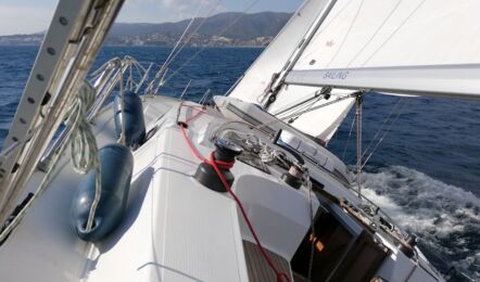 Seitendeck der Segelyacht Bavaria cruiser 45 „Eva" unter Segeln mit Winsch und Genua vor Mallorcas Küste – Yachtcharter