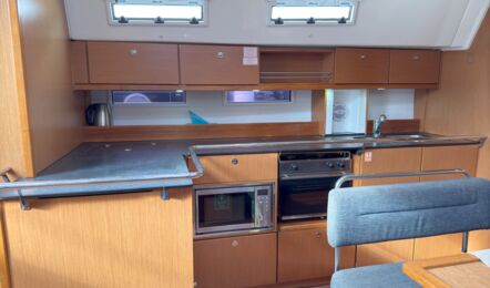 Pantry der Segelyacht Bavaria cruiser 45 „Eva" mit Gasherd, Backofen, Mikrowelle und Spüle – Yachtcharter Mallorca