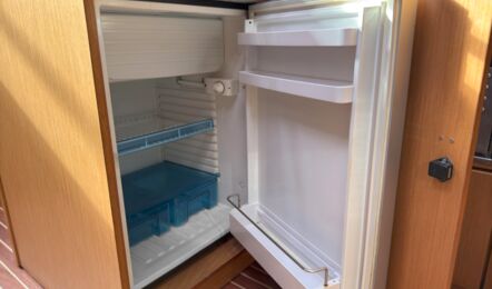 Front-Kühlschrank in der Pantry der Segelyacht Bavaria cruiser 45 „Eva" mit Einlegeböden – Yachtcharter Mallorca