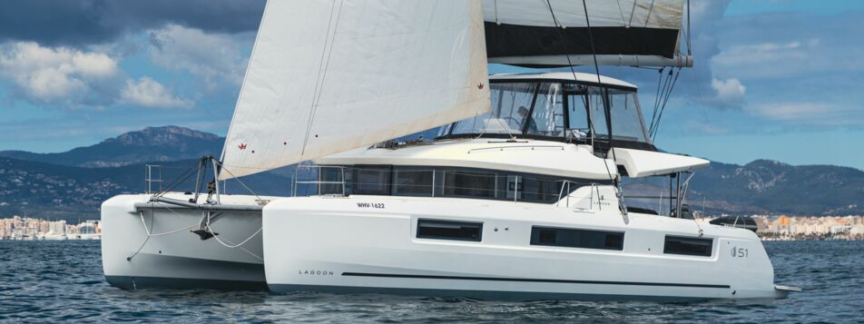 Bug Aussenaufnahme der Lagoon 51 „Selanja“ in Can Pastilla auf Mallorca