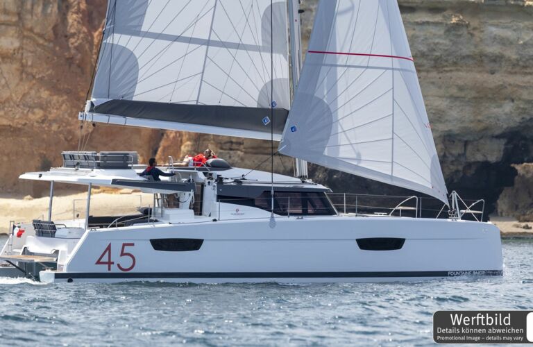 Steuerbord Aussenaufnahme eines Katamarans Elba 45 in Can Pastilla auf Mallorca