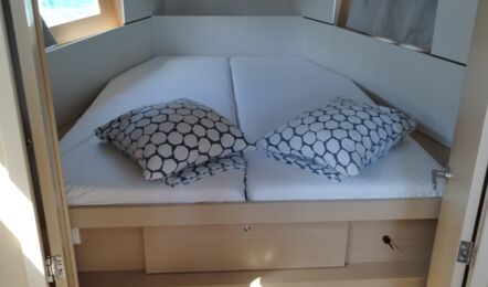 Bugkabine mit Doppelbett und hellem Holz auf der Segelyacht Oceanis 38.1 „Lukas“ – Yachtcharter Kroatien