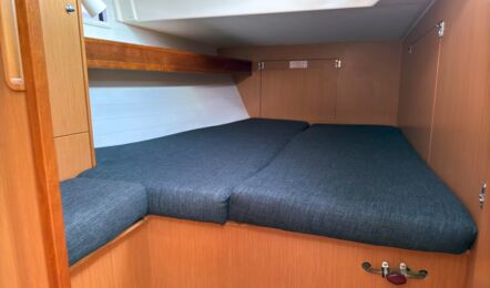 Doppelkabine der Segelyacht Bavaria cruiser 45 „Eva" mit großzügiger Koje und heller Holzoptik – Yachtcharter Mallorca