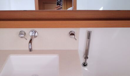 Nasszelle der Dufour 470 „Asterix“ mit eckigem Waschbecken, Wandarmatur, Handbrause und Marine-WC – Yachtcharter Kroatien