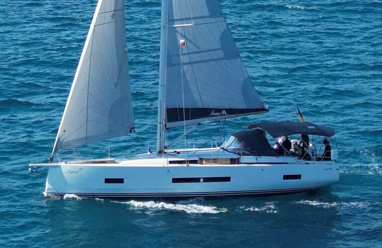Seitenansicht der Segelyacht Hanse 460 „Antares“ unter Genua und Großsegel mit Bimini – Yachtcharter Mallorca