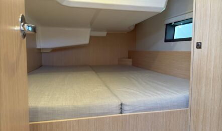 Achterkabine der Segelyacht Bavaria C38 „Levante" mit breiter Doppelkoje und Rumpffenster – Yachtcharter Mallorca