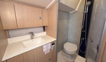 Nasszelle der Segelyacht Bavaria C38 „Levante" mit Waschbecken, WC und separater Duschkabine – Yachtcharter Mallorca