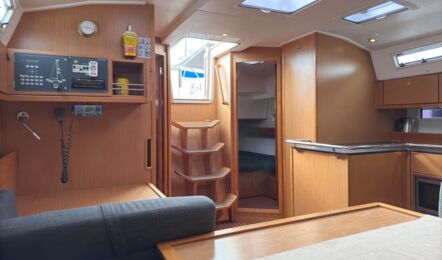 Navigationsecke der Segelyacht Bavaria cruiser 45 „Eva" mit Kartentisch, UKW-Funk und Instrumenten – Yachtcharter Mallorca
