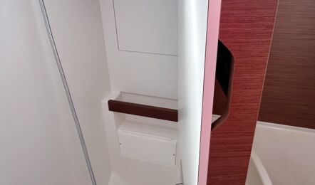 Duschbereich mit Handbrause in der Nasszelle der Oceanis 51.1 „Flipper“ – Yachtcharter Mallorca
