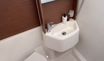 Nasszelle der Oceanis 51.1 „Flipper“ mit WC, Waschbecken und Spiegelschrank – Yachtcharter Mallorca