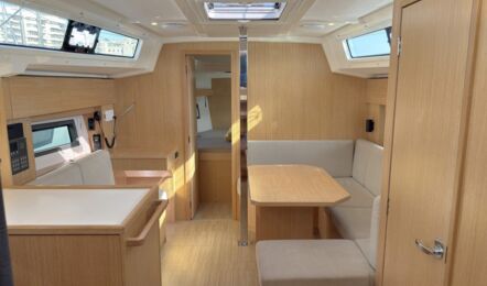 Blick durch den Salon der Segelyacht Bavaria C38 „Levante" mit Pantry und Sitzgruppe in hellem Holz – Yachtcharter Mallorca