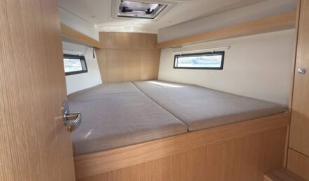 Doppelkabine der Segelyacht Bavaria C38 „Levante" mit breiter Koje, Decksluke und Rumpffenstern – Yachtcharter Mallorca