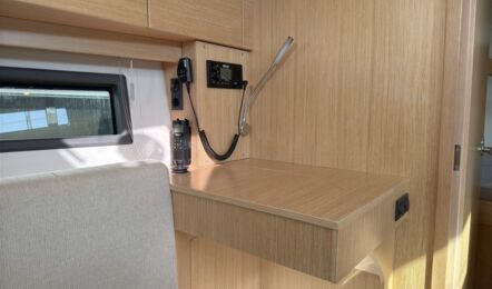 Navigationsecke der Segelyacht Bavaria C38 „Levante" mit Kartentisch, Funkgerät und Leselampe – Yachtcharter Mallorca