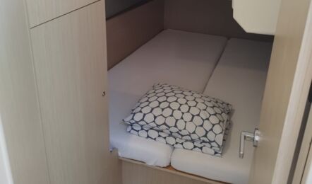 Achterkabine mit Doppelbett und Kleiderschrank auf der Segelyacht Oceanis 38.1 „Lukas“ – Yachtcharter Kroatien