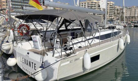 Seitenansicht der Segelyacht Bavaria C38 „Levante" mit grauem Rumpf und Bimini am Liegeplatz in Palma – Yachtcharter Mallorca