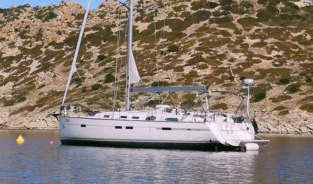 Segelyacht Bavaria cruiser 45 „Eva" vor Anker unterhalb der Inselburg von Cabrera bei Mallorca – Yachtcharter