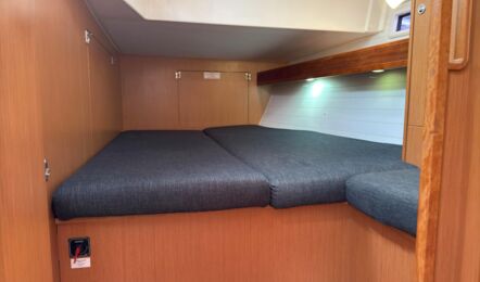 Doppelkabine der Segelyacht Bavaria cruiser 45 „Eva" mit breiter Doppelkoje und Stauraum – Yachtcharter Mallorca