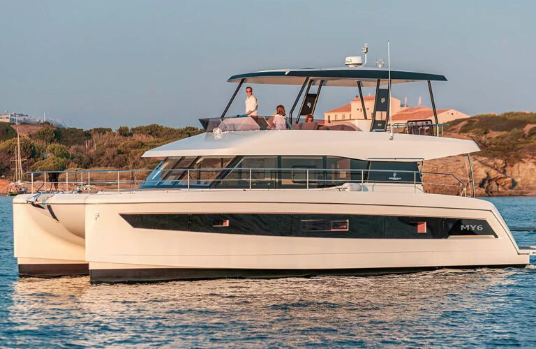Backbord Aussenaufnahme einer Fountaine Pajot MY6 in Palma auf Mallorca