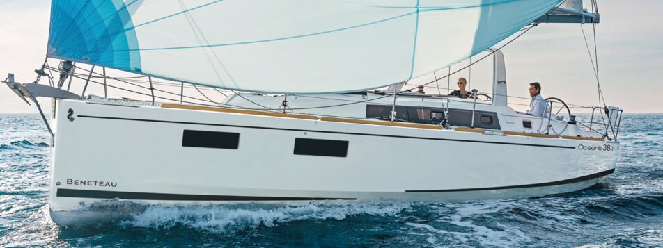 Eine Segelyacht Oceanis 38.1 unter blauem Gennaker auf See – Yachtcharter Kroatien ab Rogoznica